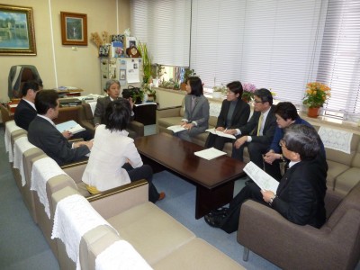 区立幼稚園のあり方の見直し方針（案）の撤回を求めて教育長に申し入れ